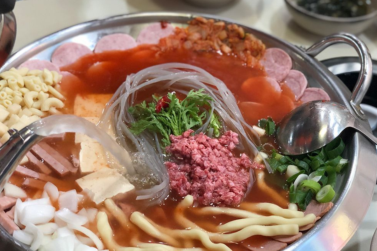 传统韩国地席文化，部分餐厅、咖啡厅或KTV会有需脱鞋入座的座席区域。