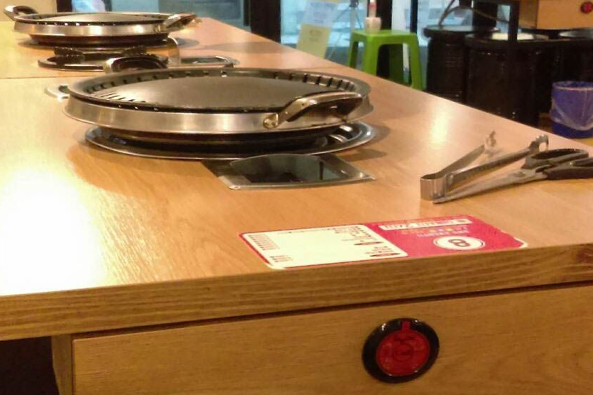 大型连锁餐厅的桌上服务铃，可以不需要开口轻松叫唤服务员。