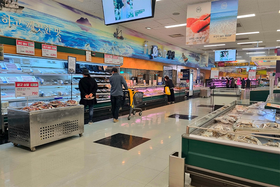 emart的肉類區域，各類肉品整齊擺放