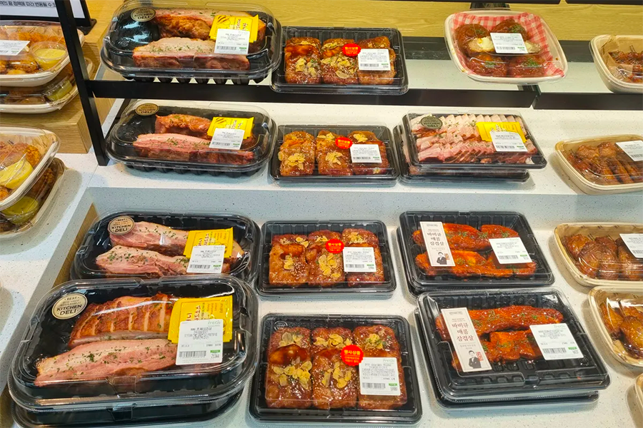 emart熟食展示區，提供各式剛製作完成的菜餚