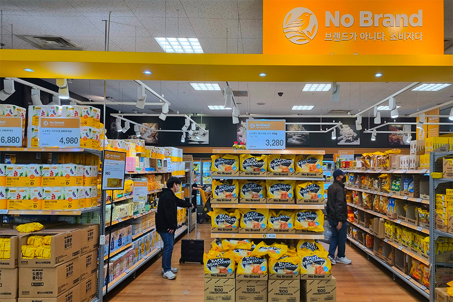 emart內部的No Brand商品專區，商品以黃色包裝為主