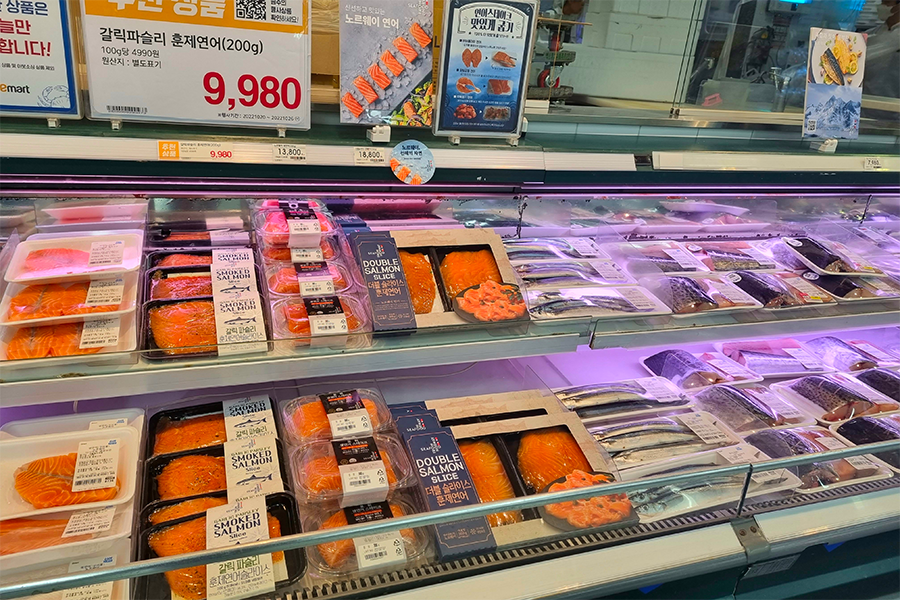 emart冷凍區域，擺滿各種冷凍生鮮食品