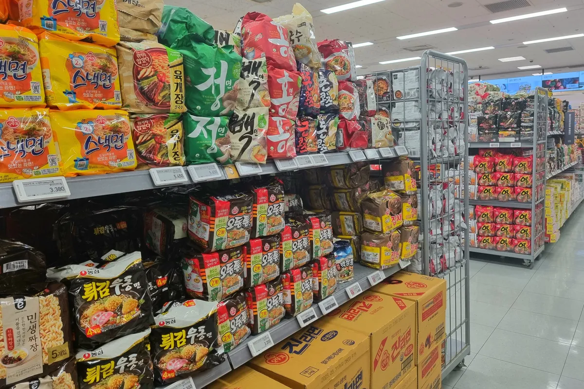 emart冷藏食品區，各式奶酪和乳製品