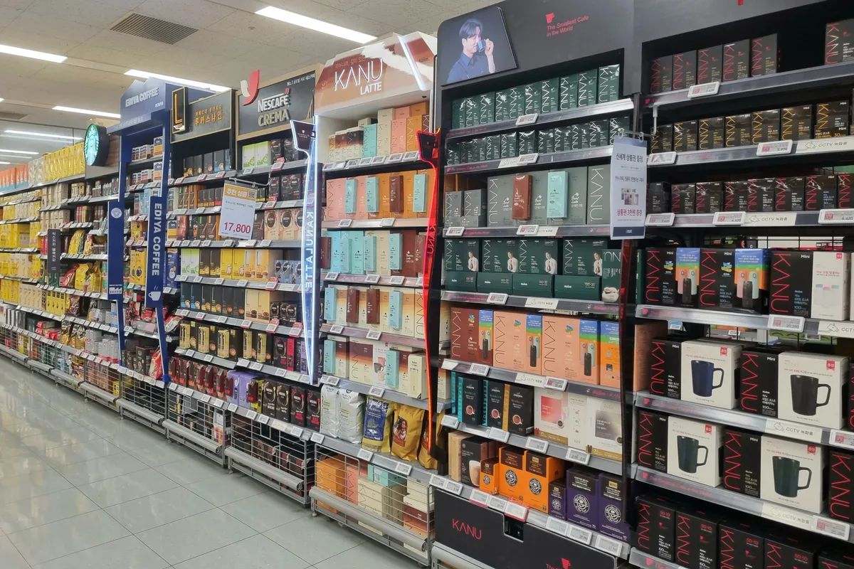 emart速溶咖啡販賣區，展示多種品牌的韓國速溶咖啡