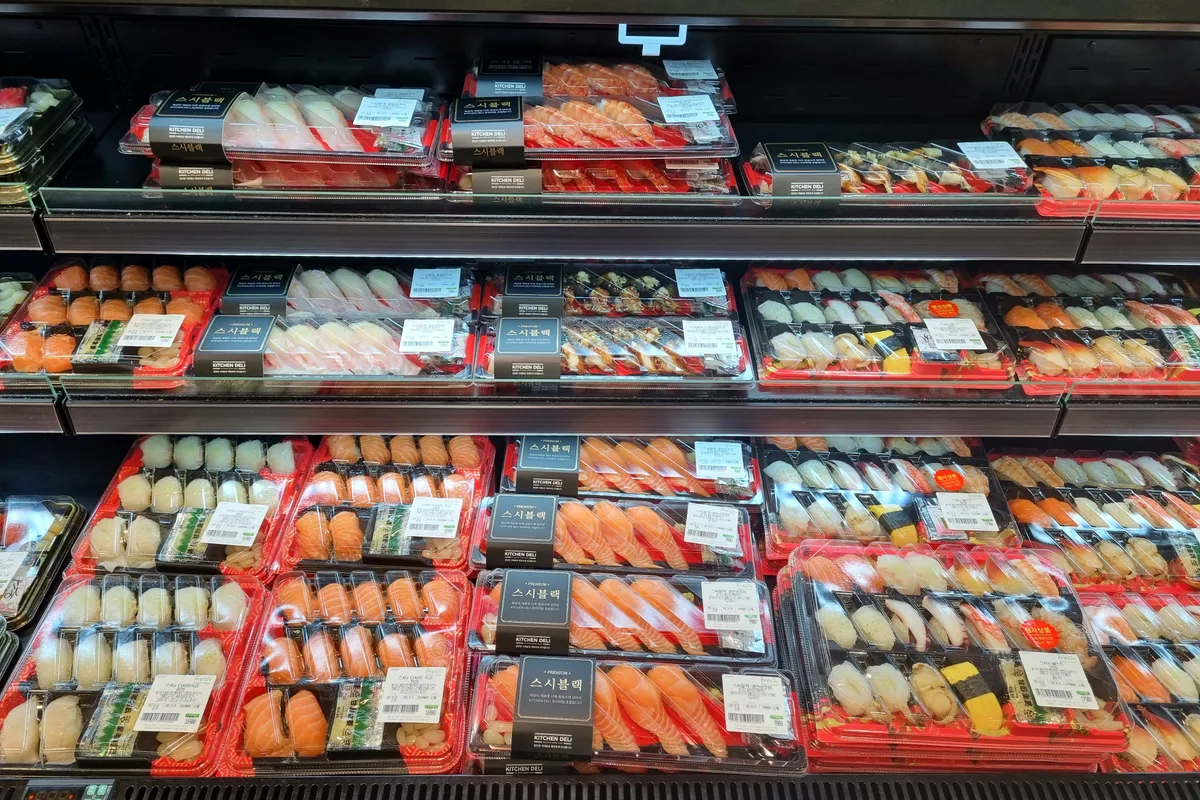 emart熟食區的壽司販賣區，直接可食用的壽司套餐