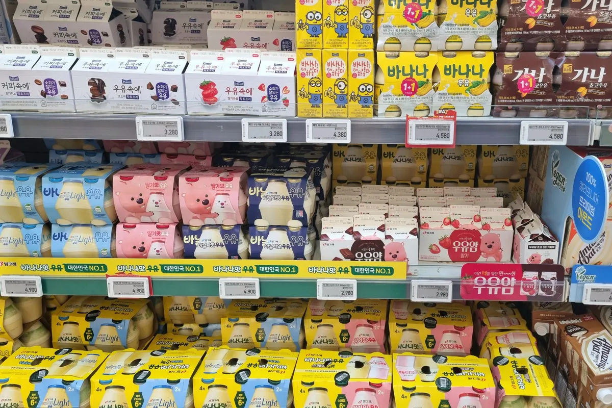 emart的牛奶飲品展示，特別展示的香蕉牛奶和其他口味