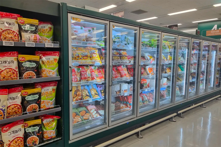 emart的速食和冷凍食品區，提供各類小吃和即食食品