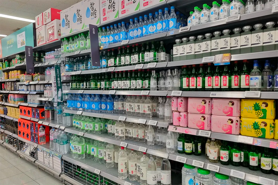 emart的韓國燒酒陳列架，展示多種類型的傳統韓國燒酒