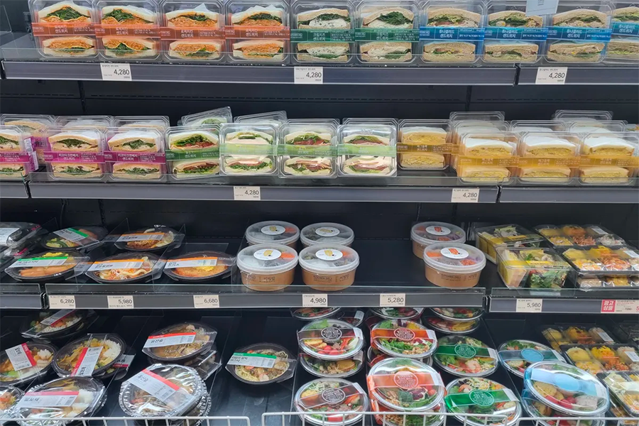 emart內的沙拉和方便食品區，各種冷藏的健康選項