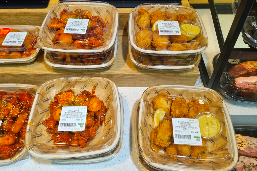 emart熟食區的去骨炸雞和韓式料理