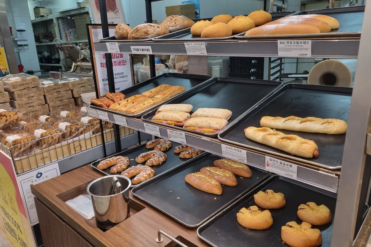 emart的麵包區，由現場新鮮製作的各式麵包