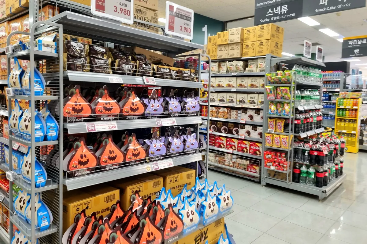 emart的餅乾和朱古力零食區，提供多種類的甜品選擇