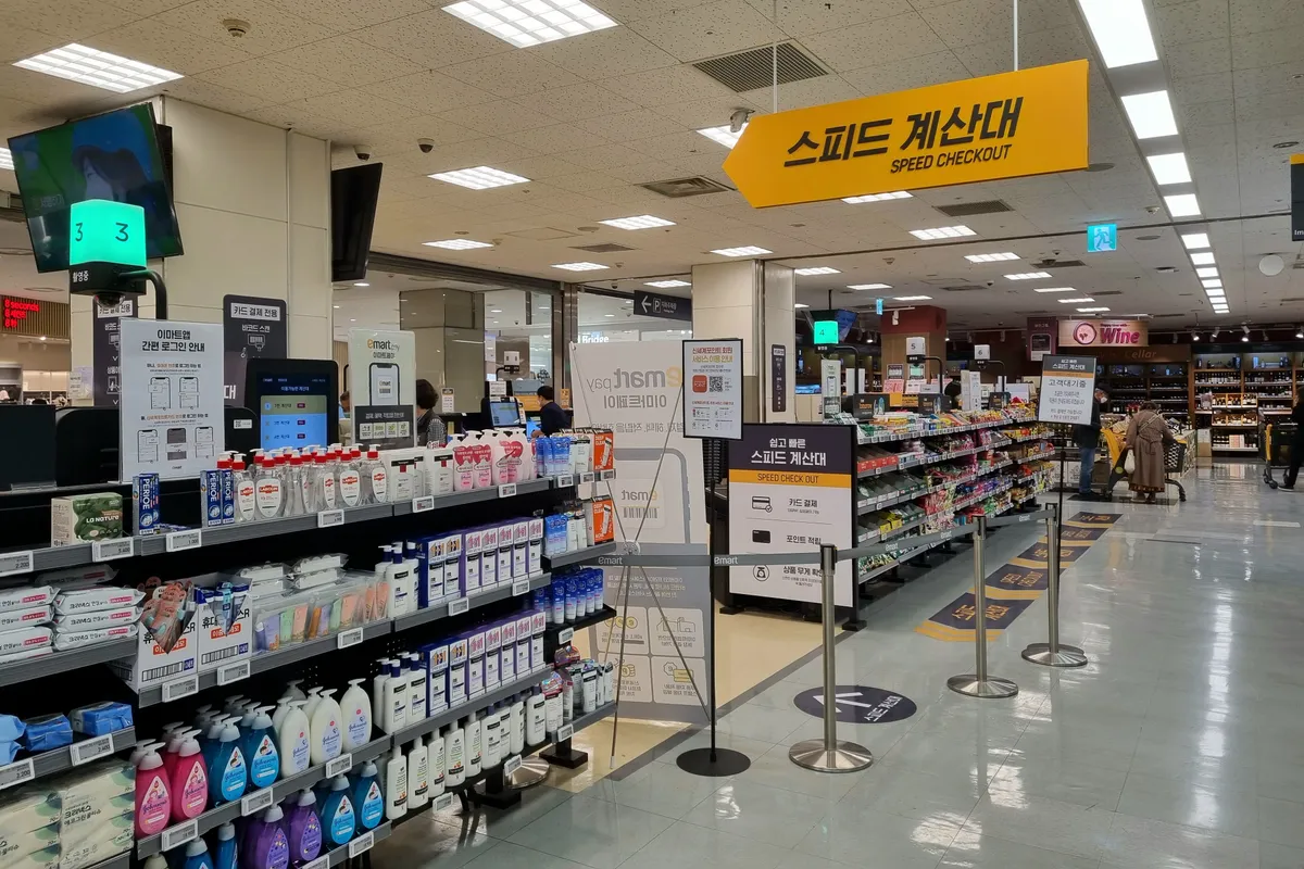 emart內的自助結帳區域，顧客自助結帳操作