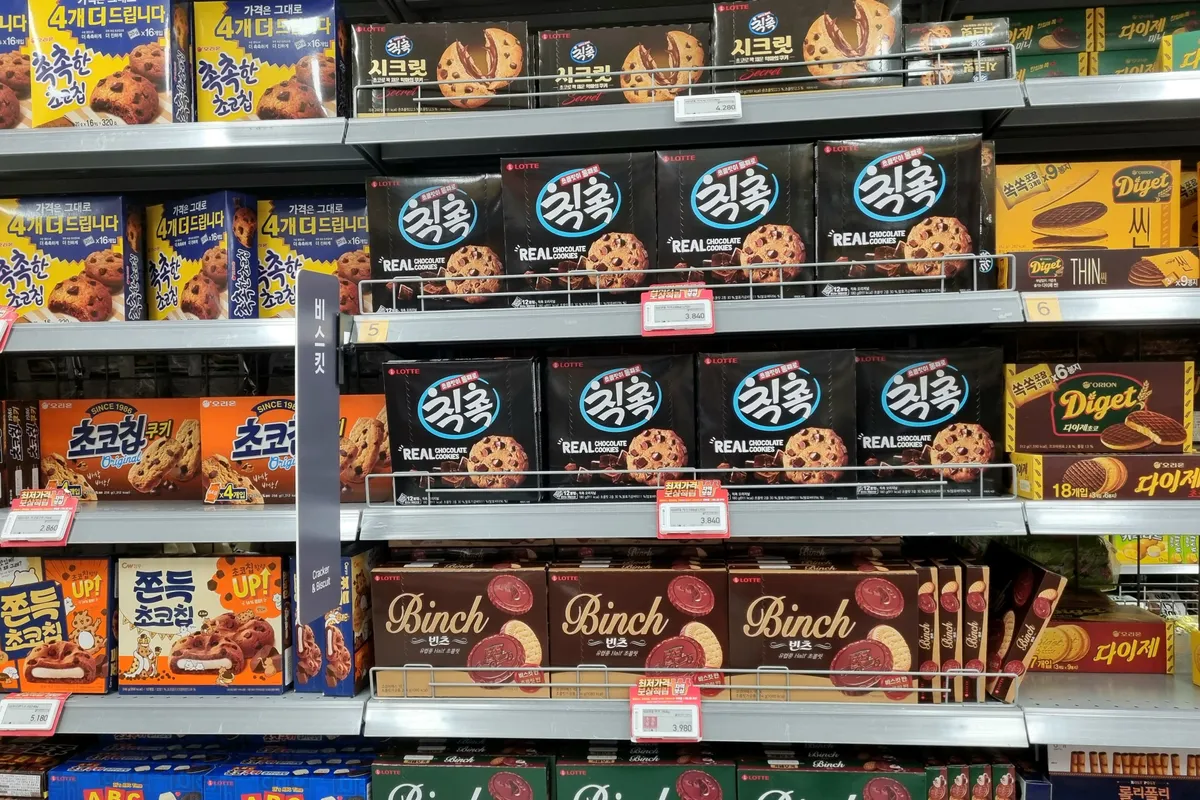 emart的泡麵展示區，陳列著不同品牌和口味的泡麵