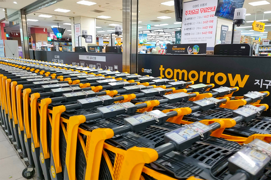 emart永登浦店的購物推車和購物籃輕便放置區
