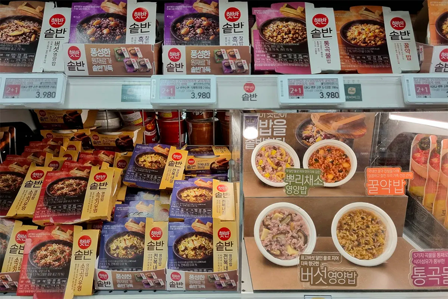 emart冷藏食品區，展示各類冷藏食品和即食便當