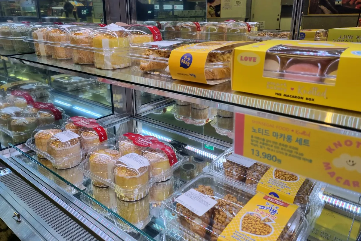 emart的甜點櫃臺，各式蛋糕和蛋塔