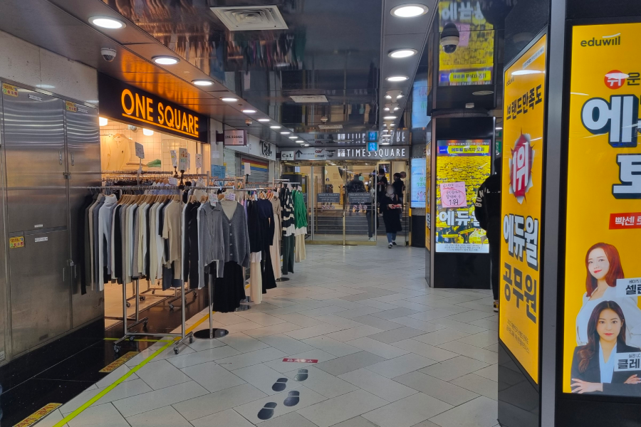 Shinsegae Times Square商場內的商店展示，包含衣物展示和標示