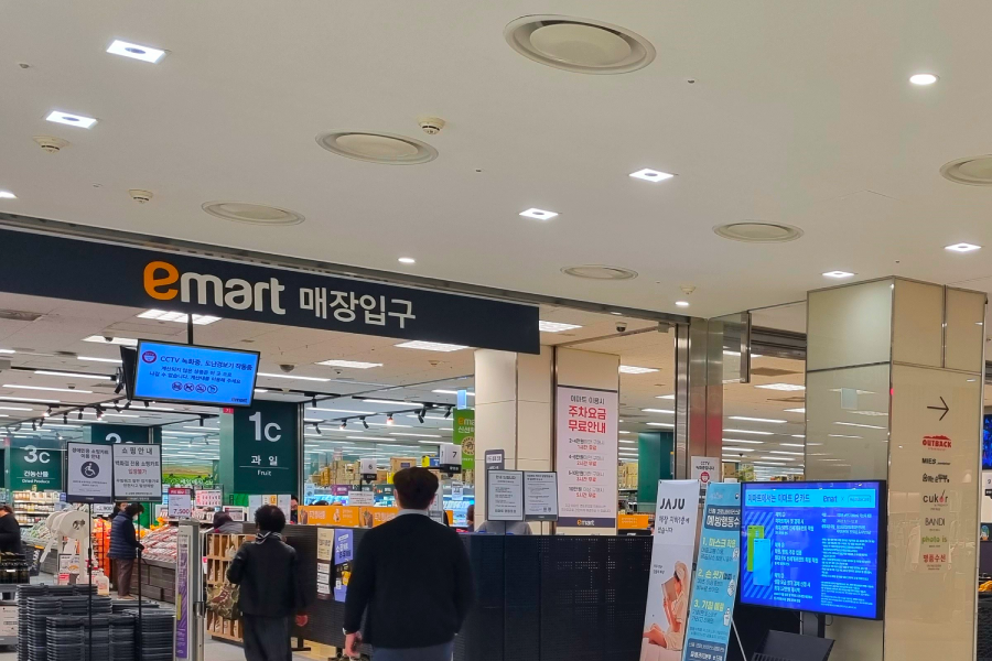 韓國的emart超市入口，顧客進出常見的情景