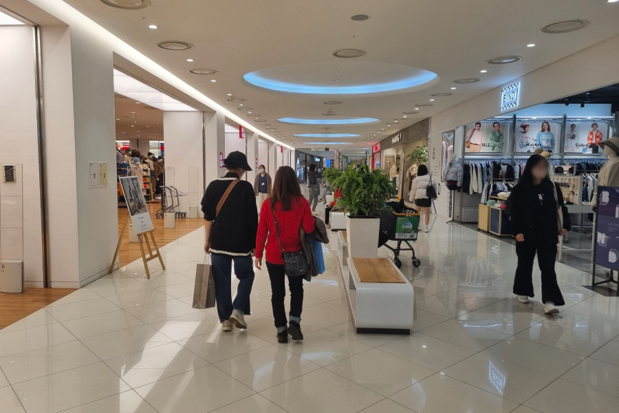 Times Square商場內的商業走廊和店鋪，包含服裝零售店