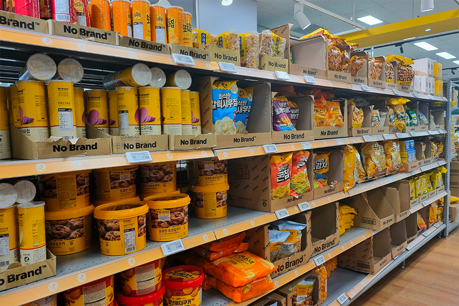 emart內No Brand專區的零食陳列