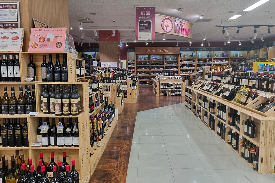 emart內部的酒類展示區，各種紅白酒瓶整齊擺放