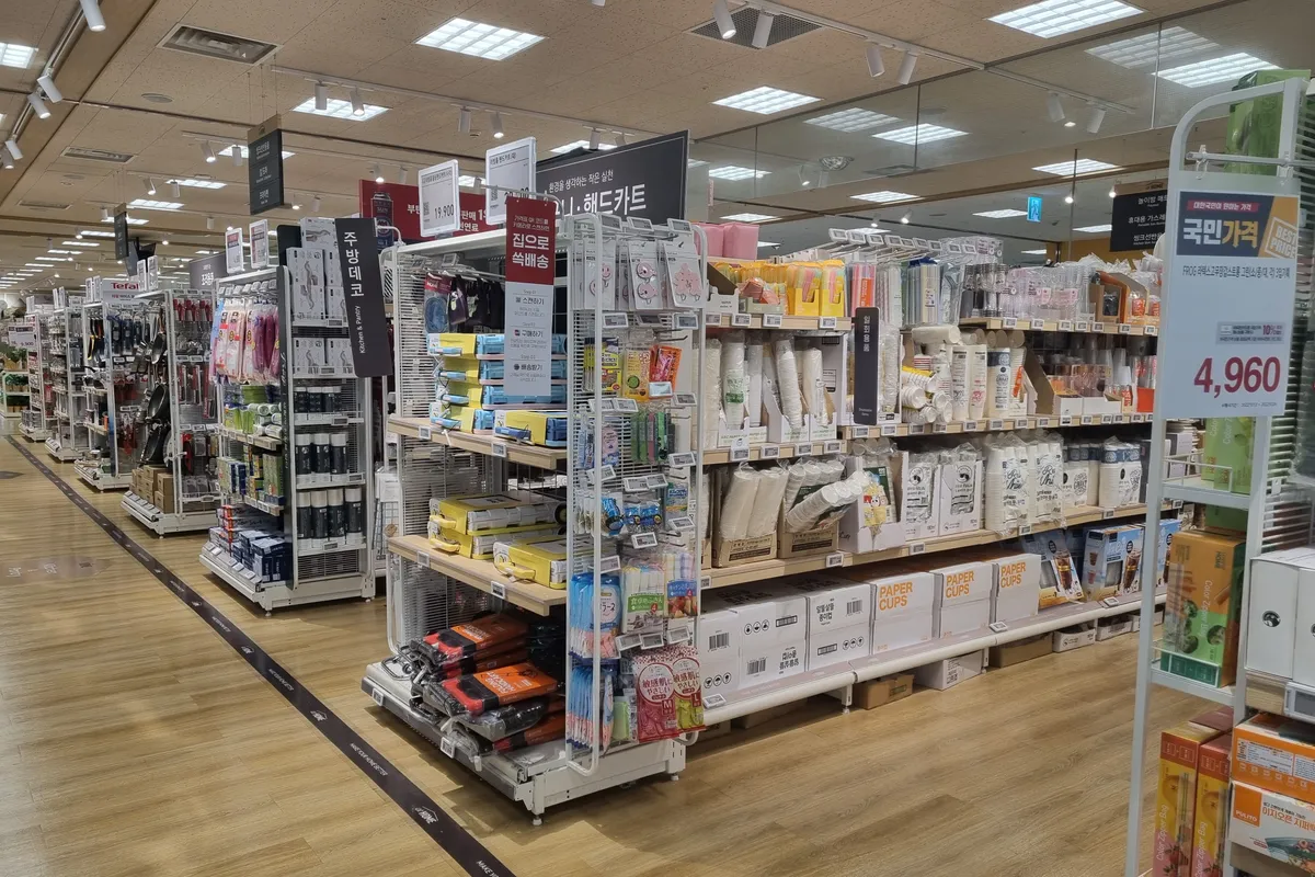 emart的生活用品區，展示多款日常用品