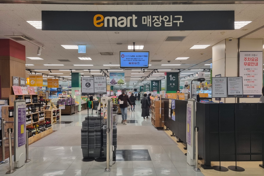 emart永登浦店內熟食區域，各種美食可選擇