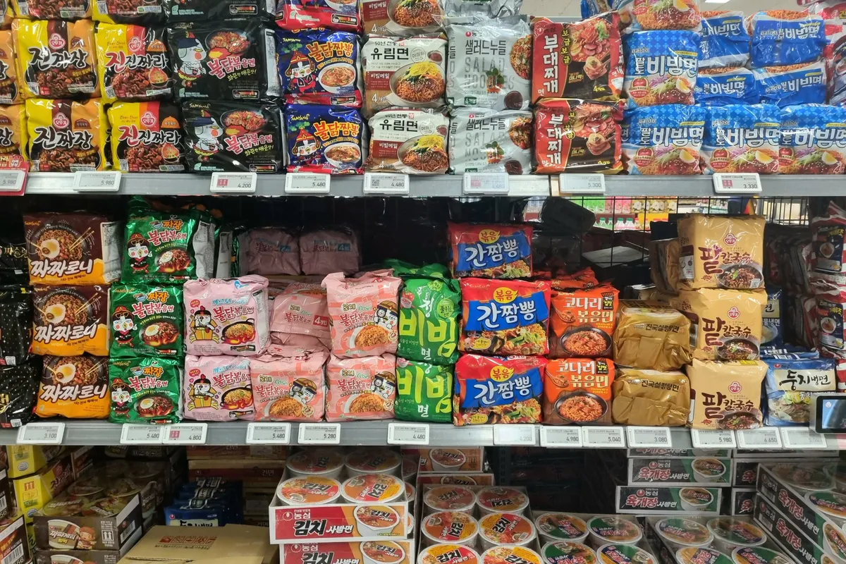 emart的泡麵區，展示各種韓國熱門泡麵選擇