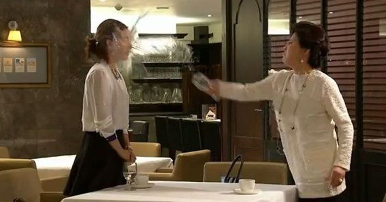 韓国ドラマでよく見られるカフェでの義母と嫁の対立シーン。白い服を着た女性が怒りを示している。