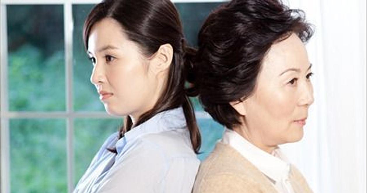 Hai người phụ nữ đứng quay lưng lại với nhau, biểu tượng cho sự căng thẳng và xung đột thường gặp trong mối quan hệ mẹ chồng và con dâu ở Hàn Quốc.