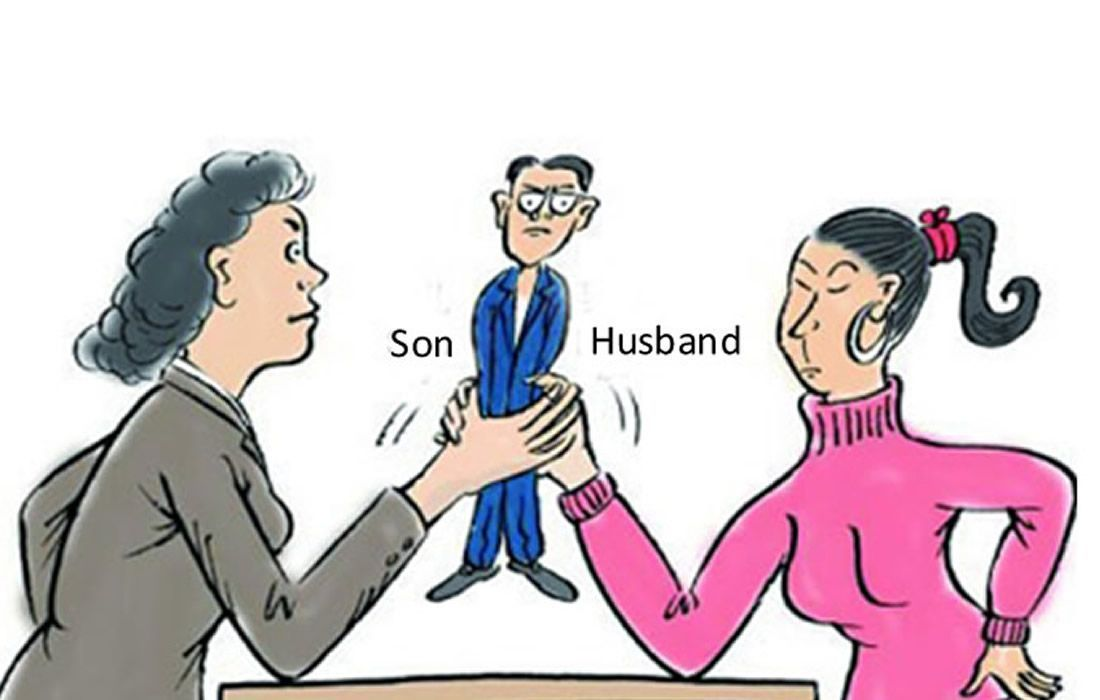婆婆和媳婦爭擁兒子，圖像傳達韓國教會中的家庭權力鬥爭。