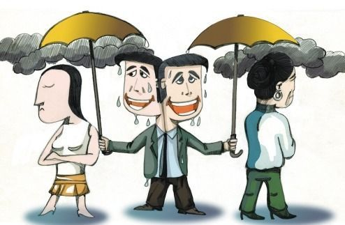 在韓國家庭中，中間的男人在兩個女人之間舉傘，面臨婆媳衝突的挑戰。