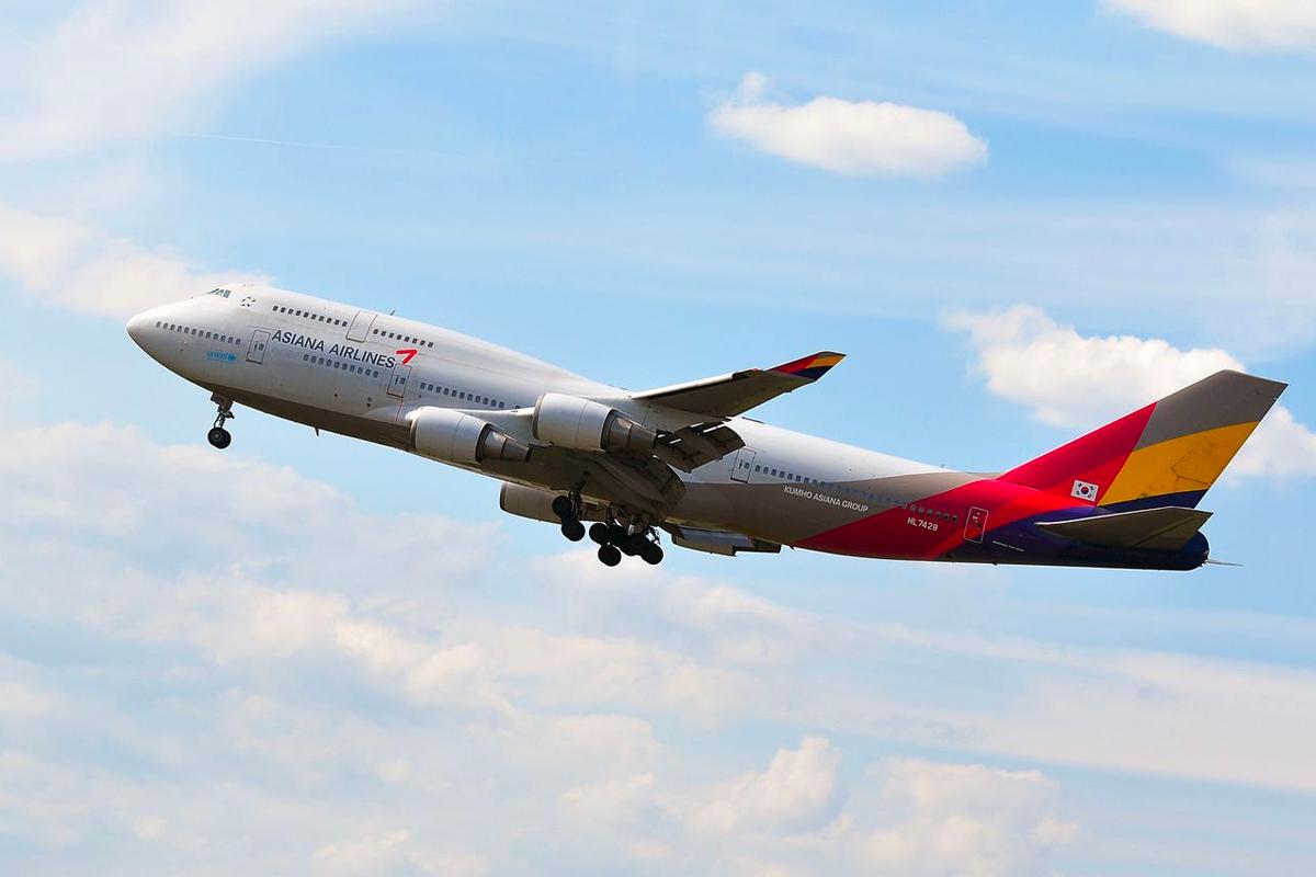 韓亞航空飛機在藍天背景下起飛，航班的側面顯示韓國國旗和航空公司標誌。