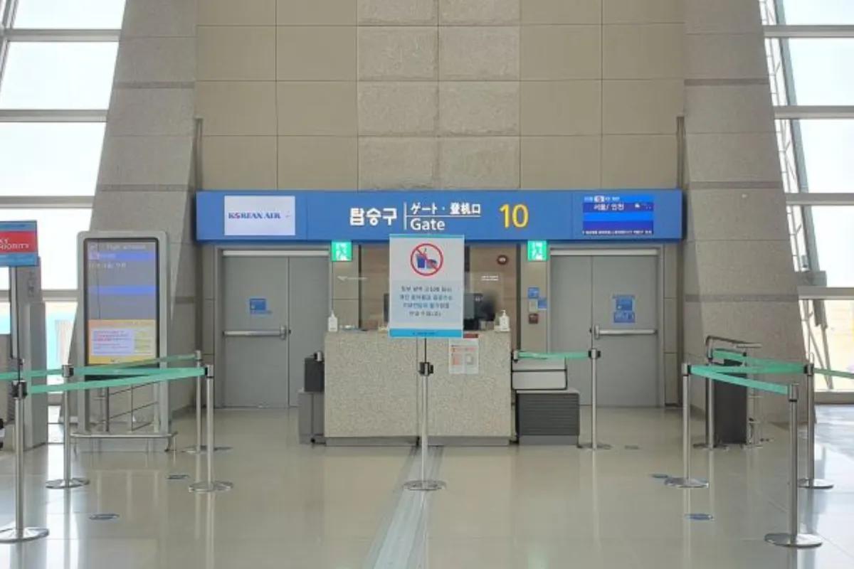 仁川空港の搭乗ゲートの写真。出入り口10が大韓航空の便専用として使用されています。
