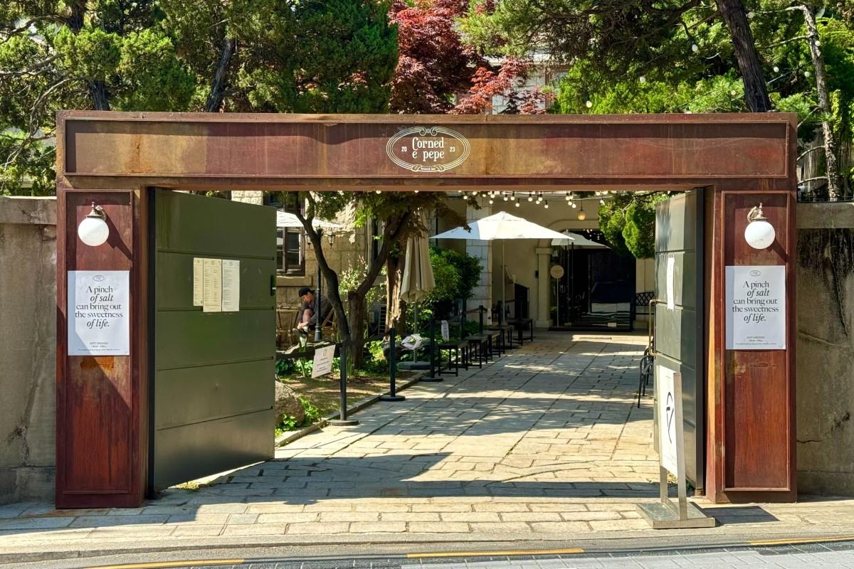 ソウルの人気カフェ『Corned e pepe』の入り口。おしゃれなカフェ入口と中庭の風景が見える。