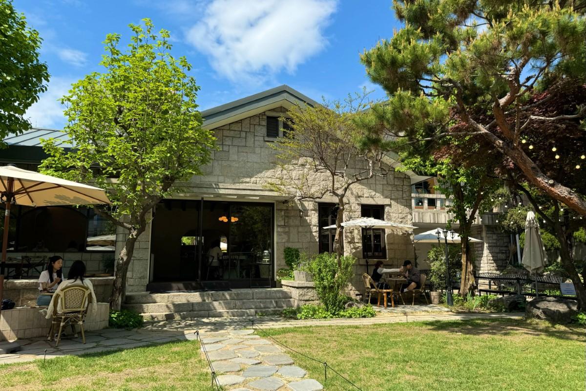 ソウルの人気カフェ『Corned e pepe』の外観。広い中庭におしゃれな建物があり、天気の良い日には絶好のフォトスポットとなる。