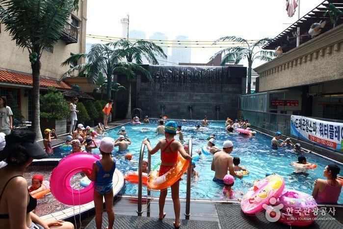 เครื่องประดับในพื้นที่บันเทิงภายใน Yongsan Dragon Hill Spa ที่ยงซาน โซล