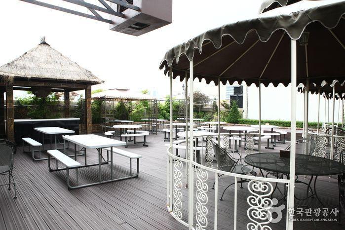 สระว่ายน้ำกลางแจ้งใน Yongsan Dragon Hill Spa ที่ยงซาน โซล