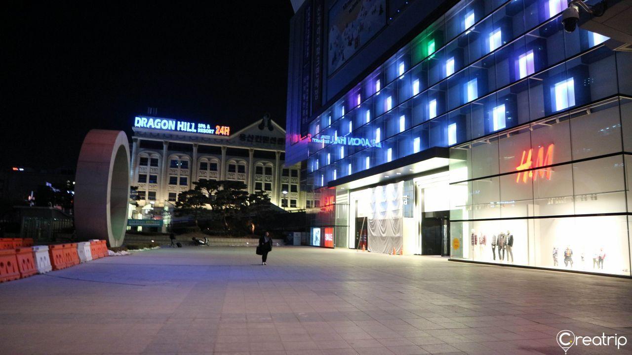 โถงทางเดินหน้าห้างสรรพสินค้าใกล้ Yongsan Dragon Hill Spa ที่ยงซาน โซล