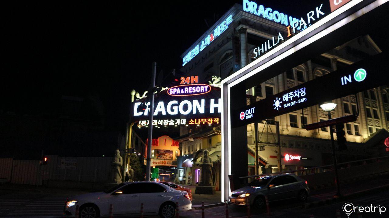 บริเวณขายของที่ระลึกภายใน Yongsan Dragon Hill Spa ที่ยงซาน โซล
