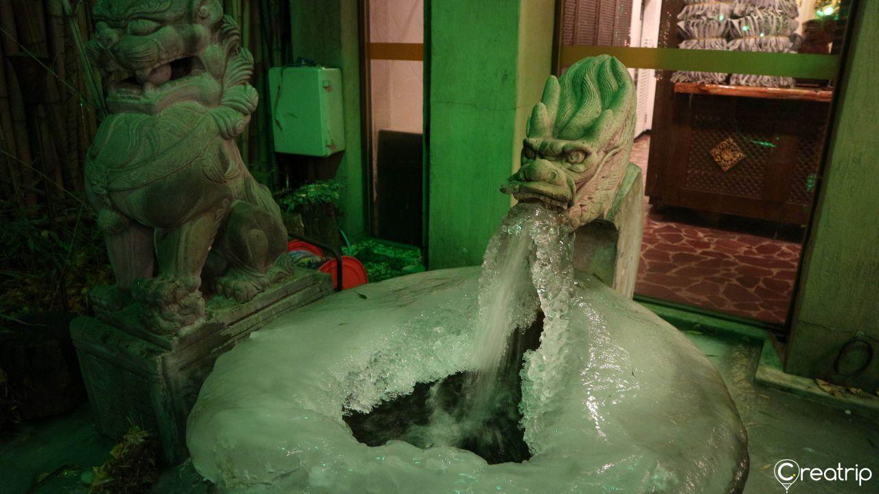 น้ำพุรูปสลักสิงโตในทางเดินที่ Yongsan Dragon Hill Spa ที่ยงซาน โซล