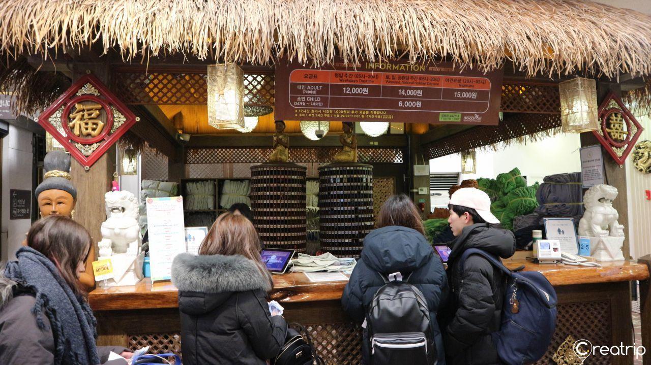 ป้ายบอกทางไปยังห้องซาวน่าชายใน Yongsan Dragon Hill Spa ที่ยงซาน โซล