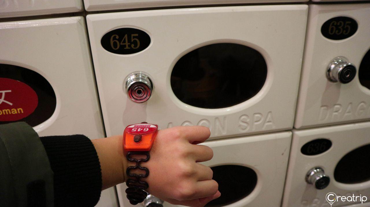 สลักหมายเลขล็อกเกอร์ภายใน Yongsan Dragon Hill Spa ที่ยงซาน โซล