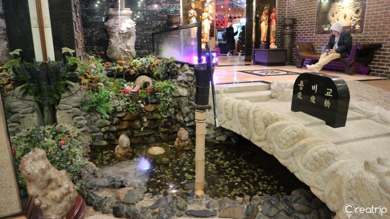 ใช้กุญแจข้อมือเปิดล็อกเกอร์ที่ Yongsan Dragon Hill Spa ที่ยงซาน โซล