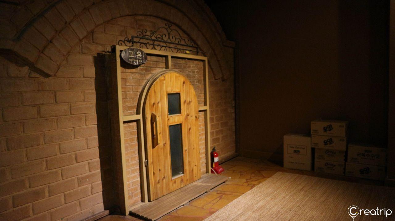 ประตูทางเข้าห้องซาวน่าใน Yongsan Dragon Hill Spa ที่ยงซาน โซล