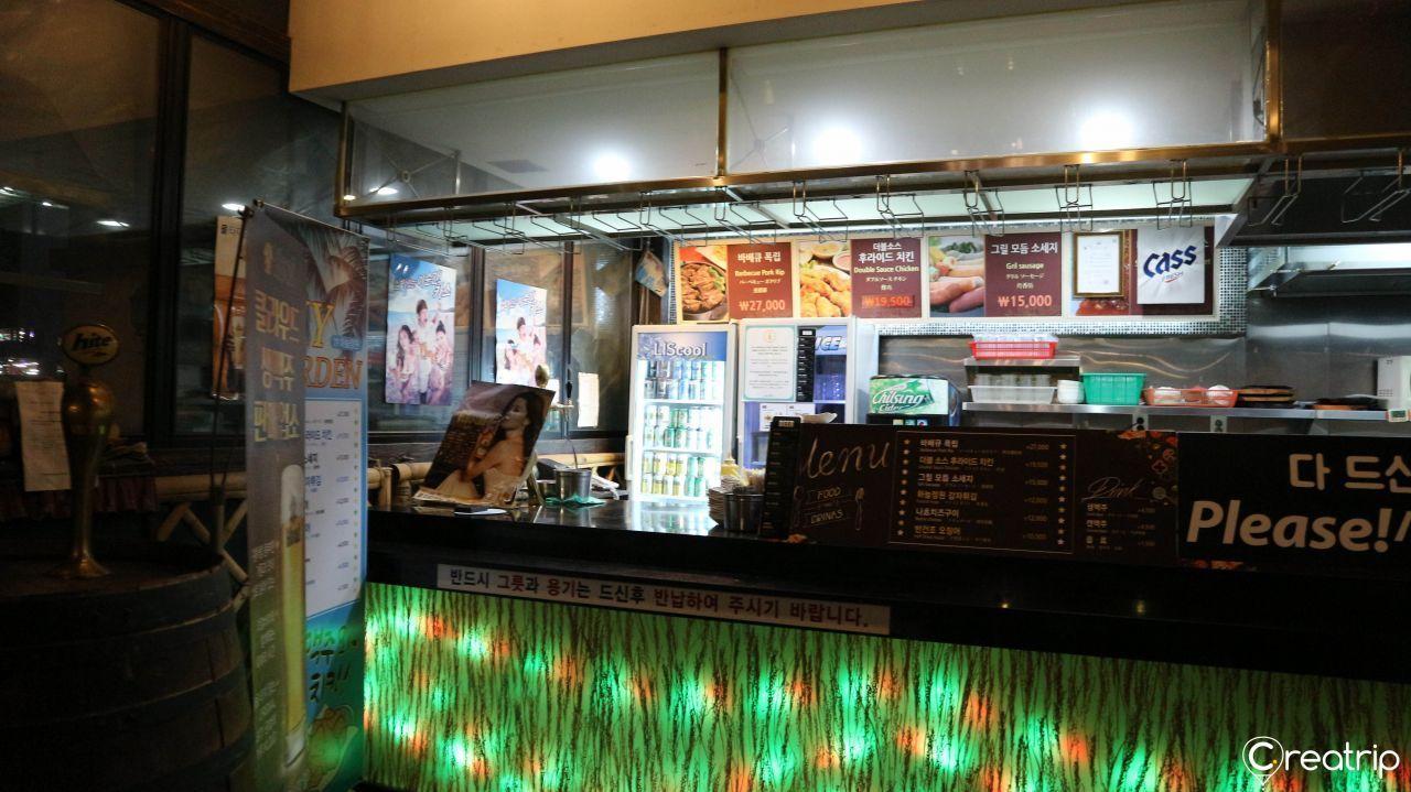 สระว่ายน้ำกลางแจ้งใน Yongsan Dragon Hill Spa ที่ยงซาน โซล