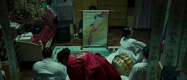 韓國薩滿教儀式中的黑祭司場景，薩滿師進行傳統儀式。