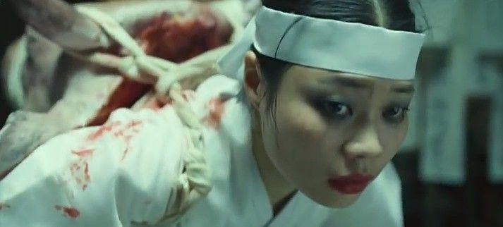 韓國電影《黑祭司》中的神秘薩滿教場景和儀式。