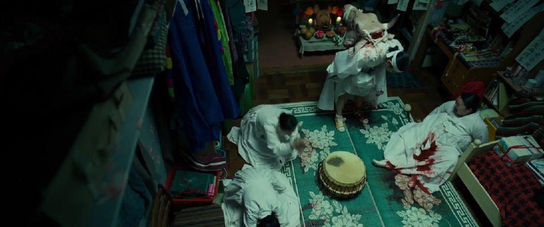 韓國電影《黑祭司》中展示的薩滿教服飾與儀式場景。